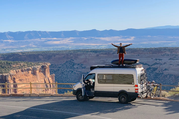 Persona felice su un camper con vista stupenda